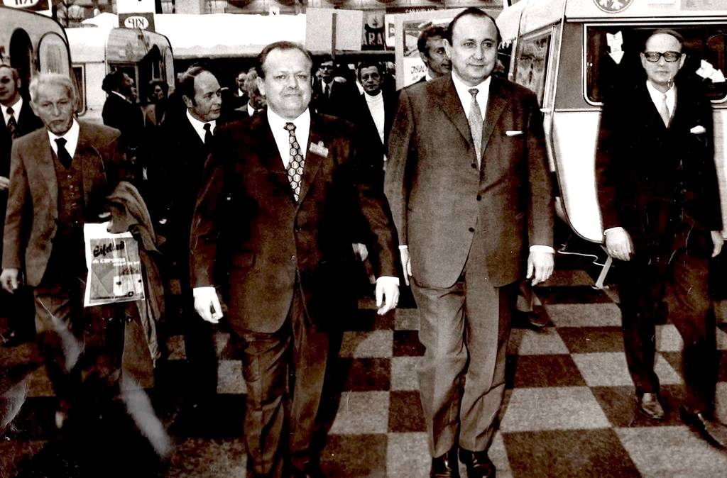 1971: "Genschman" im Anflug. Der damalige Bundesinnenminister besuchte den Caravan Salon. Rechts daneben Gerhard Bürstner. (Foto: Caravan Salon)
