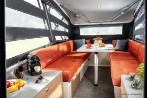 Interieur mit Face-to-face-Bank. (Foto: easy caravanning)