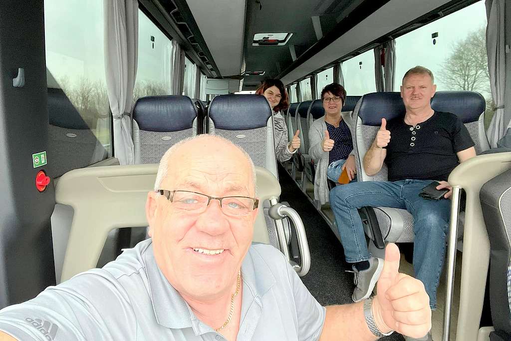 Noch ist der Bus leer! Die Helfer auf der Hinfahrt nach Dresden sind voller Tatendrang. (Foto: Horsch)