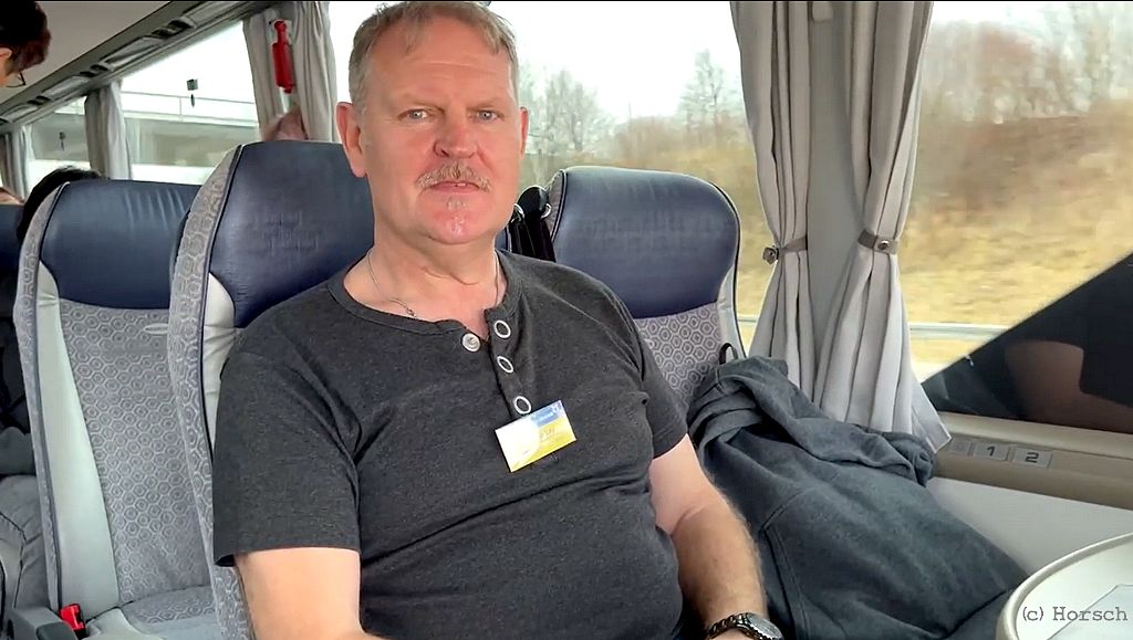 Noch ein ehrenamtlicher Helfer: Werner Zimmer steht als zweiter Busfahrer zur Verfügung, damit die anstrengende Fahrt gelingt. (Foto: Horsch)