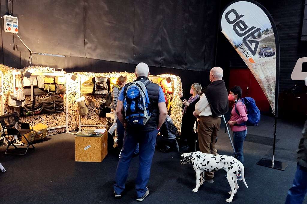 Hunde willkommen! Der Stand von Delta Bags ist gut besucht. (Foto: tom/dkf)