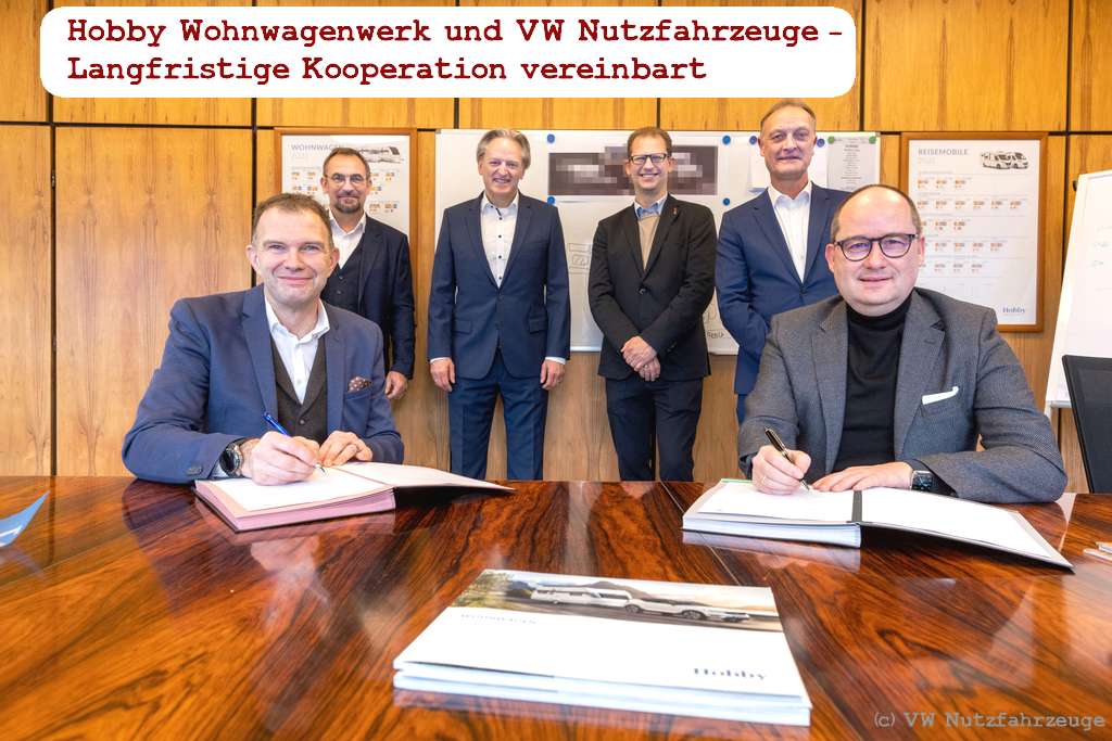 VW Nutzfahrzeuge und der Freizeitfahrzeughersteller Hobby arbeiten langfristig zusammen. Bernd Löher (GF Hobby, v.l.) und Lars Krause (Mitglied Markenvorstand VWN, v.r.) bei der Unterzeichnung.(Foto: VW Nutzfahrzeuge)