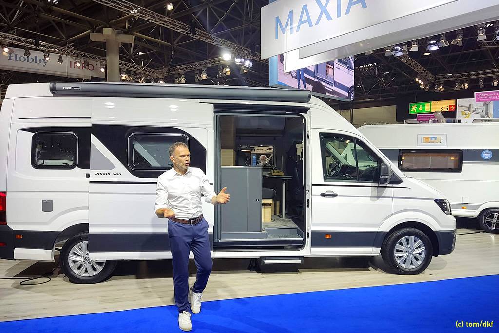Hobby Maxia Van: Bernd Löher (GF Hobby) stellt das Fahrzeug auf dem Caravan Salon 2022 vor. (Foto: tom/dkf)